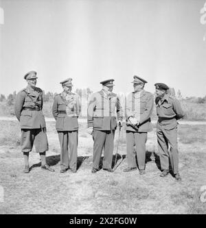 Il primo ministro Winston Churchill incontra i leader militari tra cui i generali Sir Oliver Leese, Sir Harold Alexander, Sir Alan Brooke e Sir Bernard Montgomery durante la sua visita a Tripoli tra il 1940 e il 1943. Foto Stock