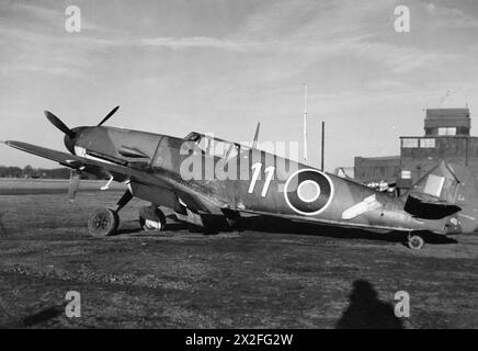 ROYAL AIR FORCE FIGHTER COMMAND, 1939-1945. - Messerschmitt Bf 109F-4/B, NN644, del volo No. 1426 (Enemy Aircraft Circus) con base a Collyweston, Northamptonshire, parcheggiato vicino alla torre di controllo di Bassingbourn, Cambridgeshire, durante l'undicesimo giro di stazioni operative dell'unità che danno dimostrazioni di volo. Sebbene verniciato in colori RAF, l'aereo conserva il simbolo "White 11" e i simboli della bomba della sua ex unità della Luftwaffe, 10(Jabo)/JG26 Royal Air Force, Flight, 1426 (ricognizione fotografica) Foto Stock