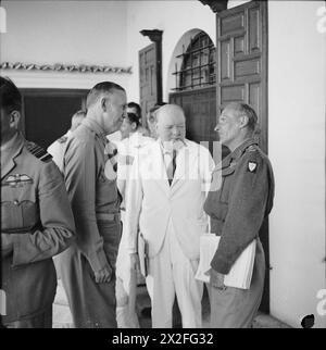 WINSTON CHURCHILL IN NORD AFRICA - il primo ministro Winston Churchill con il capo di stato maggiore americano, il generale Marshall e il generale Montgomery, a una conferenza di pianificazione presso la sede degli Alleati in seguito alla cattura di Tunisi Marshall, George Catlett, Montgomery, Bernard Law, Churchill, Winston Leonard Spencer Foto Stock