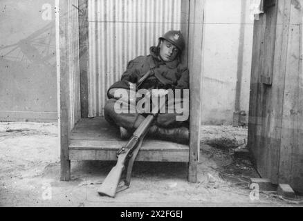 L'ESERCITO POLACCO NELLA CAMPAGNA NORVEGESE, 1940 - un soldato esausto della Brigata dei fucilieri di Podhalan, addormentato su una panchina con una pagnotta di pane per un pasto successivo, 15 maggio 1940. Fotografia scattata nell'area a sud di Bjerkvik durante l'operazione di collegamento con l'esercito polacco francese, l'esercito polacco, la brigata indipendente polacca delle Highlands Foto Stock