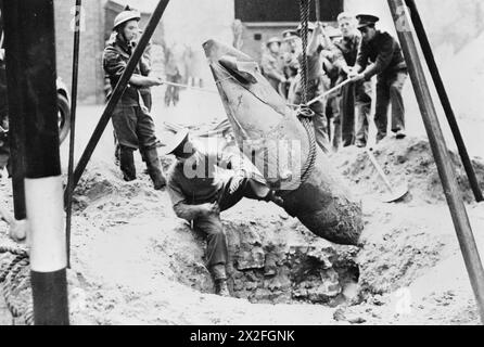 Il 25 novembre 1941, il tenente R Davies della Bomb Disposal Unit ispeziona una bomba da mina di 1.200 libbre presso il German Hospital Grounds di Londra. Foto Stock