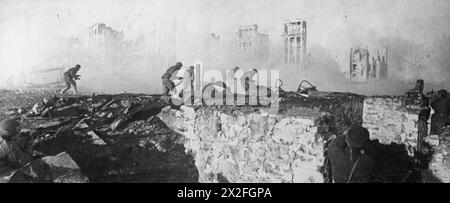 Durante il 1942-1943, le truppe russe avanzarono tra le rovine di Stalingrado nella battaglia sul fronte orientale contro le forze tedesche. Foto Stock