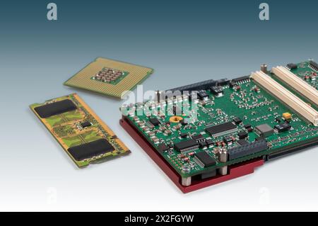 Primo piano di un modulo CPU integrato, processore e modulo DRAM con chip e connettori integrati, isolati su sfondo a gradiente di colore con copia Foto Stock