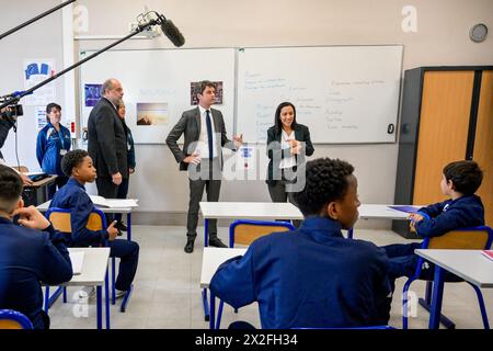 Il primo ministro francese Gabriel Attal, il ministro della giustizia francese Eric Dupond-Moretti e il vice ministro francese per l'infanzia, la gioventù e le famiglie Sarah El-Hairy durante una visita al Parc Imperial High School per lanciare un esperimento di "collegio educativo" per sfidare gli alunni a Nizza, nel sud-est della Francia, il 22 aprile 2024. Gli adolescenti "sulla strada sbagliata" saranno ospitati nelle sale vuote dei collegi di tutta la Francia durante le pause scolastiche e frequenteranno lezioni di tutoraggio, corsi di educazione civica e lezioni sportive, il primo ministro francese ha annunciato durante un'intervista con F. Foto Stock