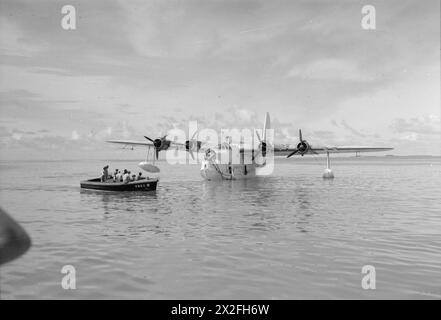 OPERAZIONI DELLA ROYAL AIR FORCE IN ESTREMO ORIENTE, 1941-1945 - Un tender trasporta gli equipaggi a corto Sunderland Mark III, EJ143 «S», del No. 230 Squadron RAF Detachment, ormeggiato nella laguna di Addu, Isole Maldive Royal Air Force, Wing, 234 Foto Stock