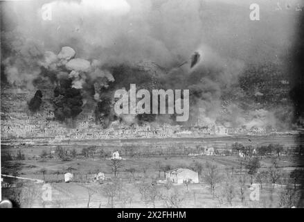 LE BATTAGLIE DI MONTE CASSINO, GENNAIO-MAGGIO 1944 - seconda fase 15 febbraio - 10 maggio 1944: La città di Cassino avvolta dal fumo nero durante lo sbarramento alleato del 15 marzo 1944. Oltre 1.250 tonnellate di bombe sono state sganciate in questa occasione Foto Stock