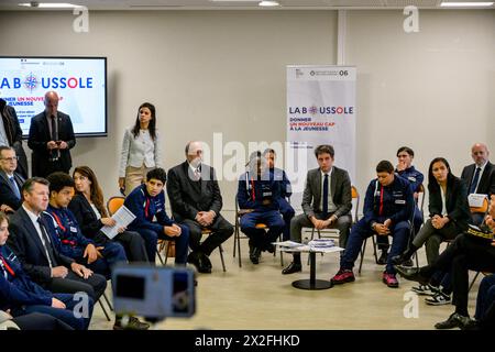 Il Segretario di Stato per la cittadinanza Sabrina Agresti-Roubache, il primo ministro francese Gabriel Attal, il ministro della giustizia francese Eric Dupond-Moretti e il vice ministro francese per l'infanzia, la gioventù e le famiglie Sarah El-Hairy durante una visita al liceo Parc Imperial per lanciare un esperimento di "collegio scolastico" per sfidare gli alunni a Nizza, Francia sudorientale il 22 aprile 2024. Gli adolescenti "sulla strada sbagliata" saranno ospitati nelle sale vuote dei collegi di tutta la Francia durante le pause scolastiche e seguiranno lezioni di tutoraggio, corsi di educazione civica e lezioni sportive, Foto Stock