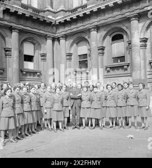 Ventotto donne delle Indie occidentali che prestano servizio nell'Auxiliary Territorial Service partecipano ad una festa al Colonial Office di Londra, ospitata dal Duca di Devonshire e Oliver Stanley, negli anni '1940 Foto Stock