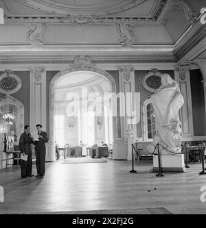 LE FORZE BRITANNICHE TRASMETTONO IL SERVIZIO AD AMBURGO nel 1945 - il Brahmatorium o Grand Foyer che conteneva anche gli uffici BFN e la Biblioteca di registrazione BFN Amburgo Foto Stock