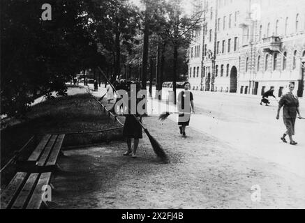Le donne ebree spazzarono via riga sotto l'occupazione tedesca il 22 agosto 1941, indossando le toppe della Stella di David dopo che la città cadde durante l'operazione Barbarossa. Foto Stock