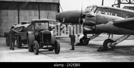 COMANDO COSTIERO della RAF DURANTE LA SECONDA GUERRA MONDIALE - un Avro Anson del No. 502 Squadron rifornito ad Aldergrove in Irlanda del Nord, aprile 1940 Foto Stock