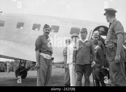 FIRMA DELLA RESA GIAPPONESE IN BIRMANIA, 1945 - gli inviati giapponesi giungono all'aeroporto di Mingaladon, Rangoon Foto Stock