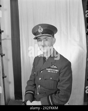 COMANDO TRAGHETTI ROYAL AIR FORCE, 1941-1943. - Commodoro dell'aria e J Kingston McClaughry, Air Officer Commanding No. 44 (Ferry Service) Group, fotografato al quartier generale del gruppo, Gloucester Royal Air Force, 4 Group Foto Stock