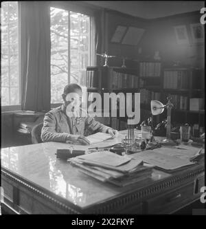 Un negativo fotografico in bianco e nero di Cecil Beaton raffigura paesaggi urbani e rurali, strade e persone in India, Birmania e Cina, 1943-1944. Foto Stock