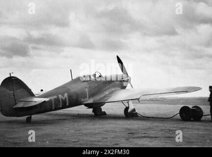 AEREI E PALLONI USATI DA ALCUNI DEI PIONIERI AEREI CONTEMPORANEI A SAMUEL FRANKLIN CODY. - Un Hawker Hurricane in fase di rifornimento Foto Stock