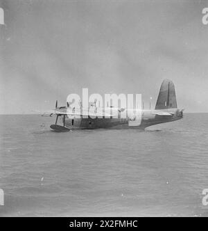 ROYAL AIR FORCE: OPERAZIONI IN MEDIO ORIENTE E NORD AFRICA, 1939-1943. - Short Sunderland Mark II, W3987 'DX-X', del No. 230 Squadron RAF, con base ad Aboukir, Egitto, ormeggiato al largo della Alexandria Royal Air Force, Wing, 234 Foto Stock