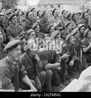 Una fotografia mostra le truppe in Normandia che guardano uno spettacolo dell'ENSA durante la seconda guerra mondiale, fornendo intrattenimento ai soldati. Foto Stock