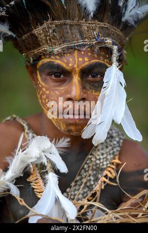 Geografia / viaggio, Papua nuova Guinea, ritratto di una giovane donna con cofano da guerra, villaggio Mutin, ULTERIORI-DIRITTI-CLEARANCE-INFO-NOT-AVAILABLE Foto Stock