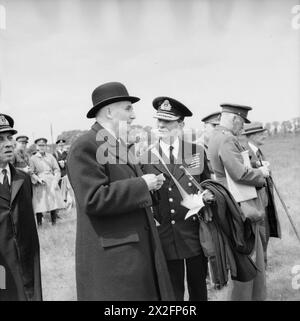 IL SIGNOR CHURCHILLS 'UOMO DELLE IDEE' FECE Un PARI - il professor Lindeman, lo scienziato, e assistente personale e amico intimo del primo ministro, con l'ammiraglio della flotta Sir Roger Keyes. Foto scattata durante una dimostrazione di artiglieria , Foto Stock