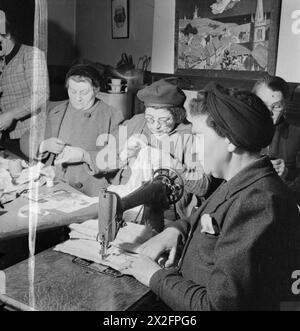 LONDON JEWS IN WARTIME: THE WORK OF YOUTH CLUBS IN STEPNEY, LONDON, 1942 - Una visione generale di una classe di sartoria per le madri, tenutasi nell'asilo nido dell'insediamento Brady in Hanbury Street a Stepney. Da sinistra a destra, le donne sono: Le onorevoli Goldstein, Abrahams, Klein e Rikoff. La signora Klein è in primo piano, usando una macchina da cucire. Gli altri stanno cucendo a mano Foto Stock