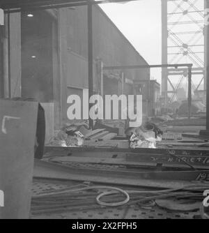 FOTOGRAFIE DI CECIL BEATON: CANTIERI NAVALI TYNESIDE, 1943 - due saldatori che lavorano su una piastra metallica Foto Stock