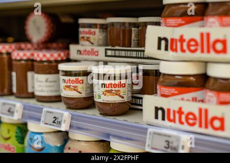 Melun - Francia - 20 aprile 2024: Veduta di un barattolo di Nutella in un supermercato francese Foto Stock