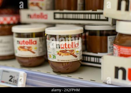 Melun - Francia - 20 aprile 2024: Veduta di un barattolo di Nutella in un supermercato francese Foto Stock