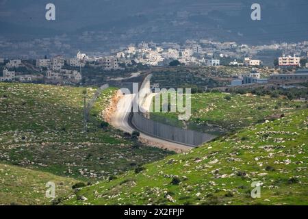 Muro di separazione concreto tra Israele e Palestina ai piedi della Giudea in Cisgiordania Foto Stock