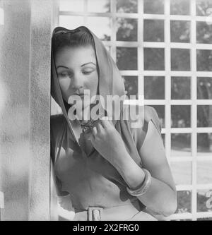 CECIL BEATON PHOTOGRAPHS: POLITICAL AND MILITARY Personalities - Political Personalities: Half length portrait of Queen Fawzieh, first wife of Shah Mohammed Reza Pahlevi of Iran, in Teheran Fawzieh, Queen of Iran Foto Stock