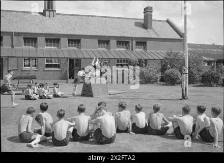 Ragazzi che partecipano a una lezione di allenamento fisico su un cavallo di ginnastica alla Caversham Modern Secondary School di Reading, Berkshire, Inghilterra, nel 1945, durante la guerra. Foto Stock