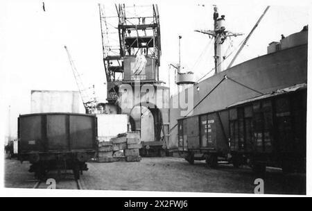 PORTO DI ANVERSA IN PIENO SVOLGIMENTO - riempiendo i camion --- come i portuali belgi ricevono rifornimenti per il "lontano" British Army, 21st Army Group Foto Stock