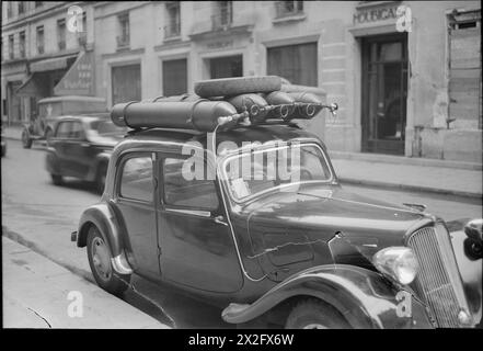 TRAFFICO PARIGINO, PRIMAVERA 1945: VITA DI TUTTI I GIORNI A PARIGI, FRANCIA, 1945 - Una veduta di una strada di Parigi, che mostra un'auto convertita per funzionare a benzina, piuttosto che a benzina. Sono presenti quattro bombole di gas fissate al tetto della vettura e un piccolo tubo scorre lungo il lato della vettura e sotto il cofano Foto Stock