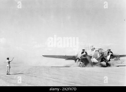 COMANDO DI TRASPORTO DELLA ROYAL AIR FORCE, 1943-1945. - Un Martin Baltimore Mark IV si disperde in una nuvola di polvere dopo l'atterraggio ad Accra, Gold Coast, mentre vola sulla rotta dell'Atlantico meridionale da Nassau, Bahamas, al Cairo. Si noti il serbatoio del carburante a lungo raggio montato sotto la fusoliera dell'aeromobile Foto Stock