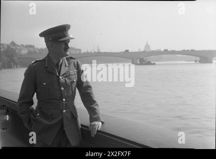 Ritratto del generale Sir William Slim in piedi sull'Embankment a Londra, giugno 1945, con Waterloo Bridge e St Paul's Cathedral visibili, che documenta una figura militare di alto livello dopo la seconda guerra mondiale Foto Stock