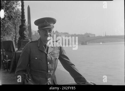 Ritratto del generale Sir William Slim in piedi sull'Embankment a Londra, con l'ago di Cleopatra e il Waterloo Bridge visibili sullo sfondo. Foto Stock
