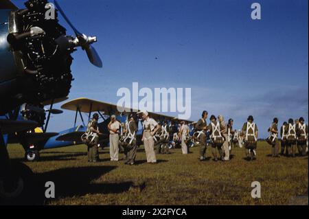 I cadetti della RAF si allenano con istruttori americani a Carlstrom Field, Florida, nel giugno 1941, preparandosi a volare con i paracadute SEAT. Foto Stock