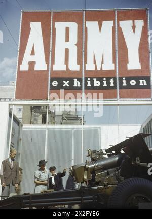 LA MOSTRA DELL'ESERCITO IN OXFORD STREET, LONDRA, 1943 - primo piano di un cannone da 25 libbre in mostra presso l'esposizione dell'esercito tenutasi nel sito bombardato di John Lewis, Oxford Street, Londra Foto Stock