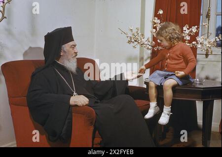 ARCIVESCOVO REGGENTE DAMASKINOS DI GRECIA, 15 FEBBRAIO 1945 - il reggente con Chloe, la figlia piccola del suo consigliere politico, John Georgakis, ad Atene Damaskinos (arcivescovo) Foto Stock