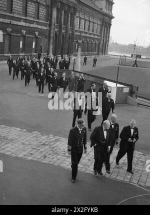 CHURCHILL E I CAPI NAVALI DEL GOVERNO DEGLI STATI UNITI PRESSO IL GREENWICH NAVAL COLLEGE. 24 LUGLIO 1942. - Gli ospiti che attraversano il piazzale mentre si dirigono verso la sala dipinta Foto Stock