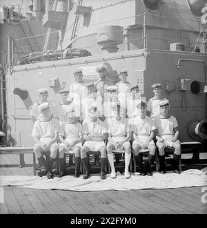 Il 12 dicembre 1943, i membri dell'equipaggio della HMS Suffolk, in servizio con la Eastern Fleet dell'ammiraglio James Somerville, sono raggruppati per città natale a Trincomalee. Foto Stock