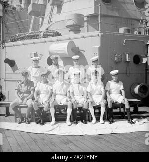 UOMINI DELLA HMS SUFFOLK, UN INCROCIATORE CHE SERVE CON LA FLOTTA ORIENTALE DELL'AMMIRAGLIO JAMES SOMERVILLE. 12 DICEMBRE 1943, TRINCOMALEE. GLI UOMINI SONO DIVISI IN GRUPPI PER CITTÀ E/O DISTRETTO. - Southend e District. Prima fila, da sinistra a destra: MNE H Crossley, Rayleigh: P/o D Rush, Shroeburyness; po A Mansfield, Shroeburyness; L/Sea J Turner, Eastwood; CH Stoker W Grover, Shroeburyness; Tel J Clark, Westcliffe. Seconda fila, da sinistra a destra: L/Sea Critchley, Southend; MNE H White, Hullbridge; AB R Chandler, Southend; AB W Everett, Settlesbridge Foto Stock