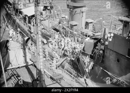 OPERAZIONI DAKAR. SETTEMBRE 1940, A BORDO DELLA SS WESTERNLAND IN MARE. - Marines francesi che escono dallo sloop francese COMANDANTE DUBOC dopo le operazioni Foto Stock