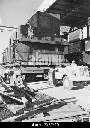 COSTRUZIONE NAVALE NEI CANTIERI NAVALI KAISER negli Stati Uniti DURANTE LA SECONDA GUERRA MONDIALE - trasferimento di una sezione di deckhouse al cantiere navale Richmond numero uno della permanente Metals Corporation a Richmond, California Foto Stock