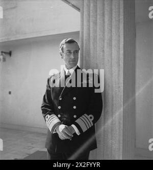 Una fotografia a mezza lunghezza di Cecil Beaton dell'ammiraglio Lord Louis Mountbatten, Comandante Supremo alleato nel sud-est asiatico, scattata all'aperto in uniforme navale senza cappello. La fotografia fa parte della serie "personalità politiche e militari" ed è conservata nella collezione Imperial War Museums. Foto Stock