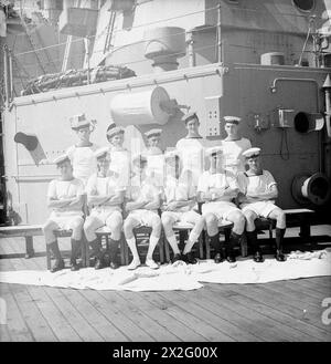 L'equipaggio della HMS Suffolk, un incrociatore con la Eastern Fleet dell'ammiraglio Somerville, posò a Trincomalee, il 12 dicembre 1943, organizzato da città e distretti di marinai sudafricani. Foto Stock