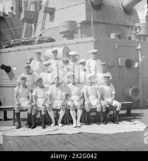 Equipaggio della HMS Suffolk che prestava servizio con la Eastern Fleet dell'ammiraglio James Somerville a Trincomalee, il 12 dicembre 1943, organizzato in gruppi per città o distretto, gruppo di Birmingham identificato. Foto Stock