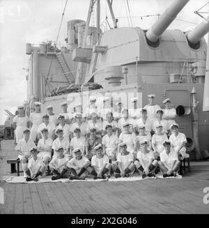 I membri dell'equipaggio della HMS Suffolk, un incrociatore della Eastern Fleet dell'ammiraglio James Somerville, sono organizzati dalla città natale a Trincomalee il 12 dicembre 1943. Foto Stock