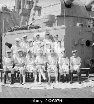I membri dell'equipaggio della HMS Suffolk nella Eastern Fleet dell'ammiraglio Somerville sono raggruppati per città e distretto a Trincomalee il 12 dicembre 1943, gruppo dello Yorkshire mostrato. Foto Stock