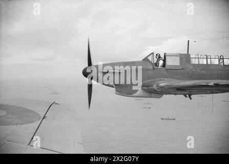 IMMAGINI DEL BRACCIO PNEUMATICO DELLA FLOTTA. APRILE 1941, FOTOGRAFIA AEREA. - Fairey Fulmar del 807 Squadron della HMS ARK ROYAL, in volo Foto Stock