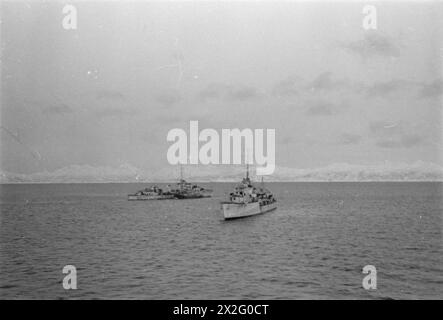 OPERAZIONI LOFOTEN. DICEMBRE 1941, A BORDO DI UNA DELLE NAVI DA GUERRA CHE PRENDONO PARTE ALLE OPERAZIONI NELLE ISOLE LOFOTEN, NORVEGIA. - La cattura di un peschereccio tedesco armato da parte di due cacciatorpediniere. Il peschereccio può essere visto giacere accanto a un cacciatorpediniere Foto Stock